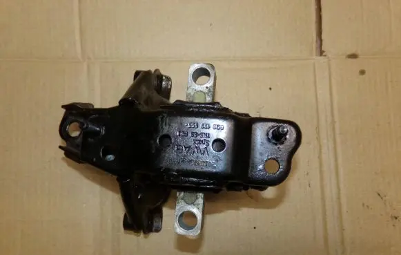 Volkswagen Polo Engine mount bracket 6q0199555