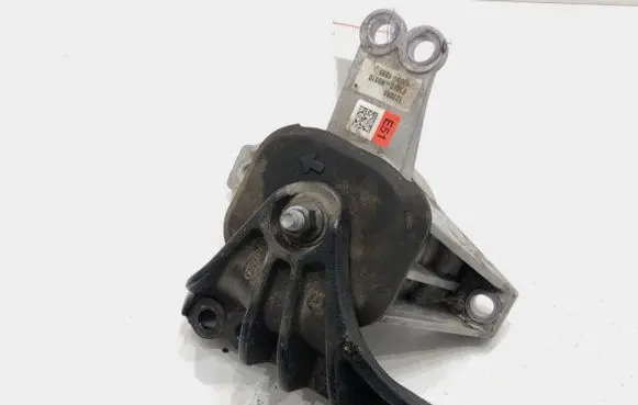 Engine mount vacuum valve