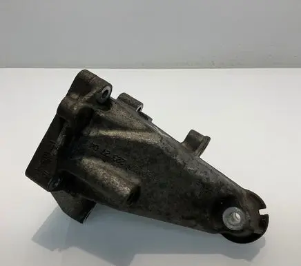 Mercedes-Benz C W204 Engine mounting bracket A2712232704 2712232704