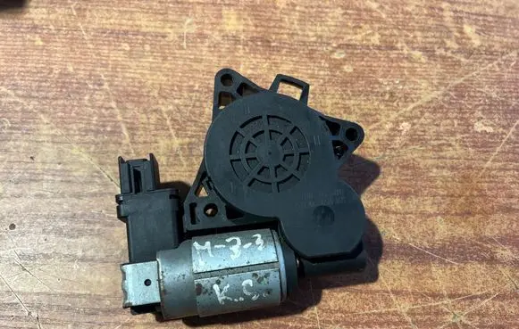 Mazda 3 I Rear door window regulator motor G22C5858X