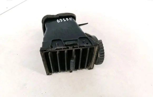 Nissan X-Trail T30 Dash center air vent grill 68751EQ000