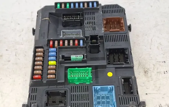 Peugeot 208 I Fuse module 9807532080 20130908 E1095294