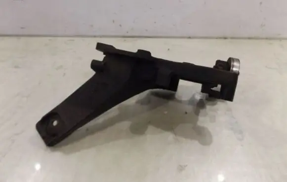 Suzuki Grand Vitara I Engine mounting bracket