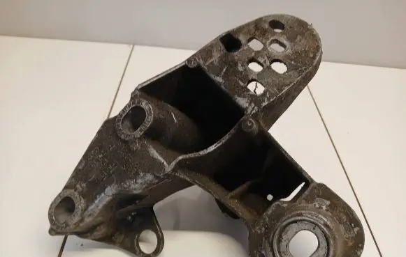 Volkswagen PASSAT B5 Engine mounting bracket 4b0199351