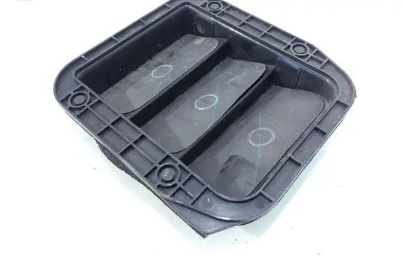 Quarter panel pressure vent