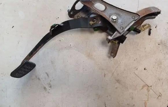 Toyota Yaris Clutch pedal 