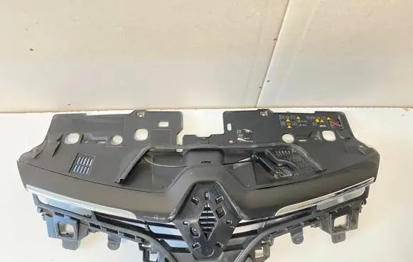Renault Clio IV Front bumper upper radiator grill 622563184R T0000113542