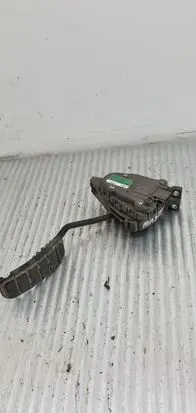 Accelerator throttle pedal