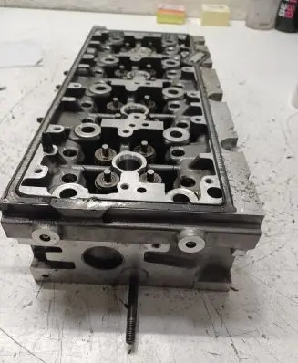 Volkswagen PASSAT B8 Engine head 04L103373E