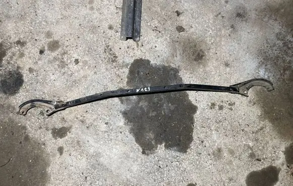 Toyota RAV 4 (XA20) Engine mounting bracket