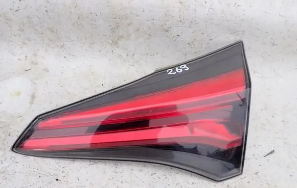 Toyota RAV 4 (XA40) Tailgate rear/tail lights