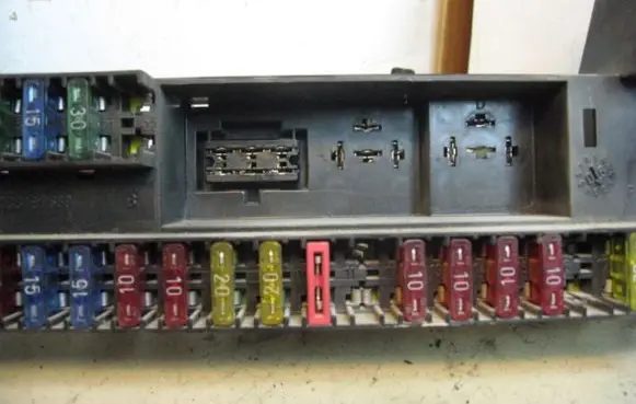 Renault Clio II Fuse module 7703197669