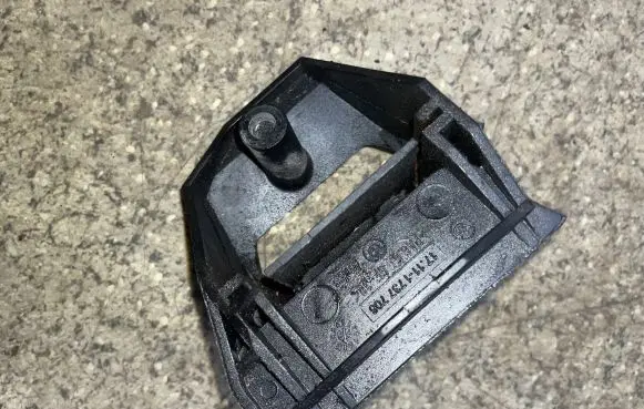 BMW 5 E39 Radiator mount bracket 17111737706