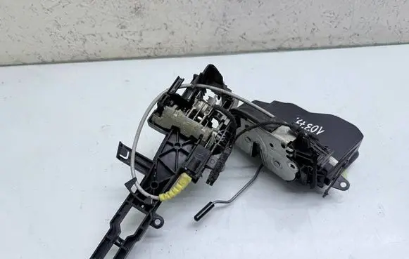BMW 1 E81 E87 Front door lock 7167074
