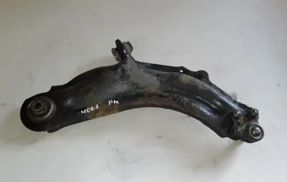 Renault Kangoo II Front lower control arm/wishbone 8200586561