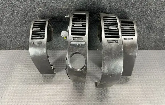 Toyota Prius (XW20) Dash center air vent grill