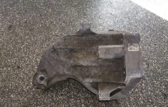Mercedes-Benz E W212 Engine mounting bracket A6512230004