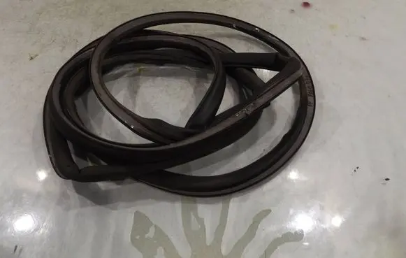 Volkswagen Polo IV 9N3 Front door rubber seal 