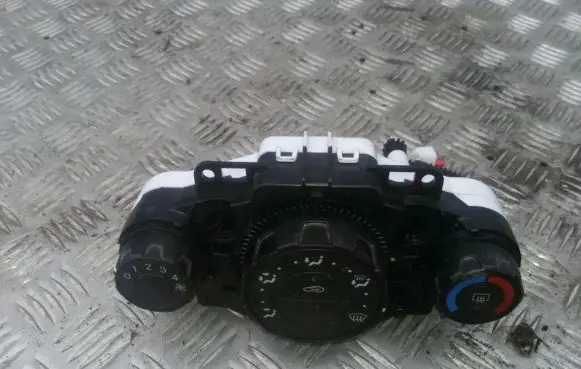Ford Fiesta Climate control unit 8a6118549ce