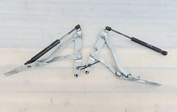 Audi A4 S4 B7 8E 8H Tailgate/trunk/boot hinge 8E5827301C 8E5827302C