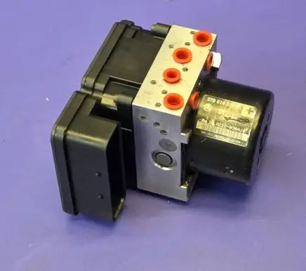 Volkswagen Golf III ABS Pump 3T0614517D 3T0907379C 1002120304