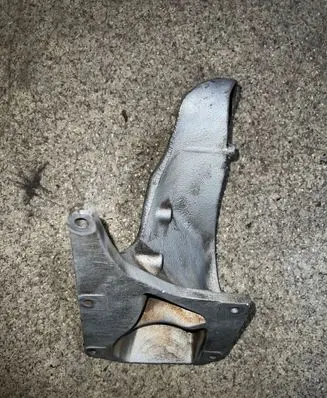 BMW X5 E53 Engine mounting bracket 6751345