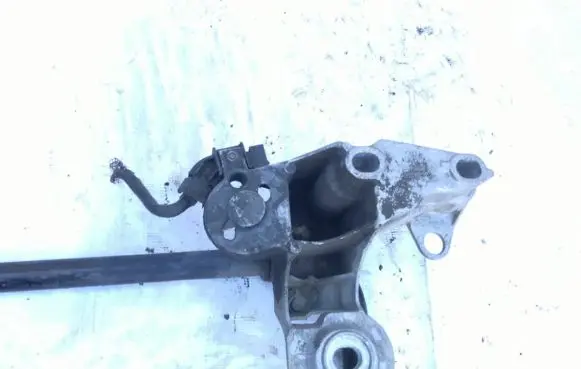 Volkswagen PASSAT B5 Engine mounting bracket 4b0199352
