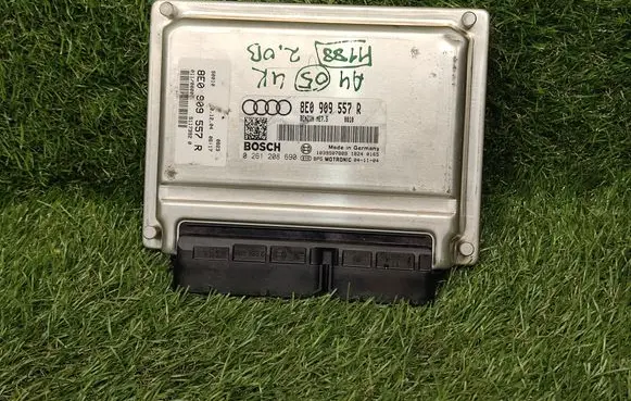 Audi A4 S4 B7 8E 8H Engine control unit/module ECU 8E0909557R 0261208690