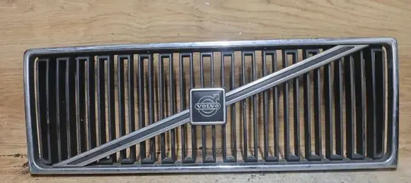 Volvo 740 Front bumper upper radiator grill 816552