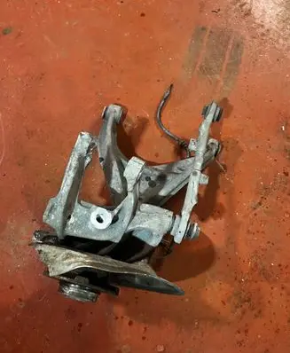 Rear wheel hub spindle/knuckle