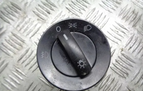 Volkswagen Polo IV 9N3 Light switch
