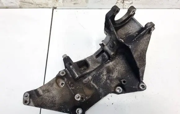 Volvo S40, V40 Engine mounting bracket 7700115750