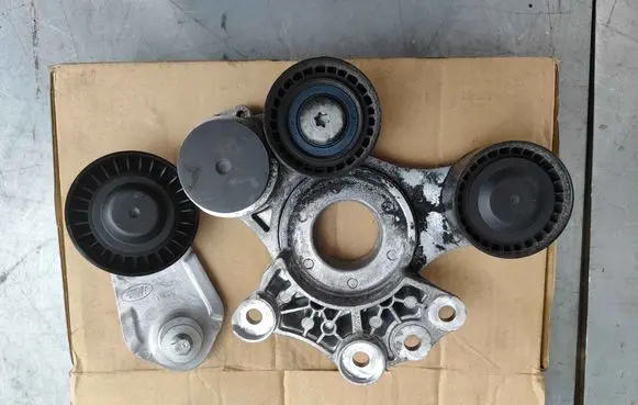 Land Rover Discovery 5 Timing belt tensioner LR173137 LR128565