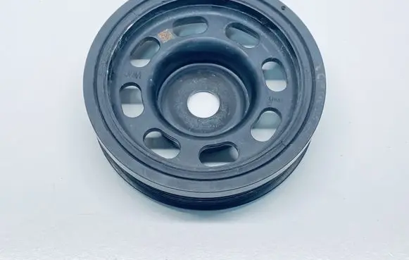 Volkswagen Golf VII Crankshaft pulley 04E105243E