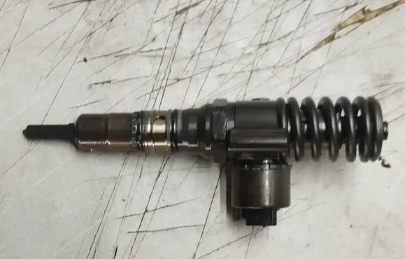 Volkswagen Golf V Fuel injector 03G130073G