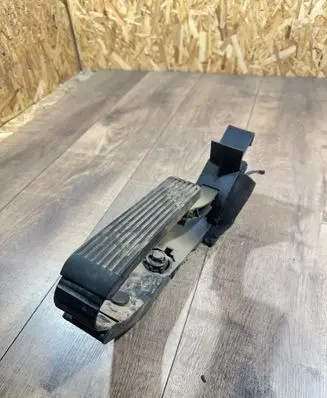 Accelerator throttle pedal