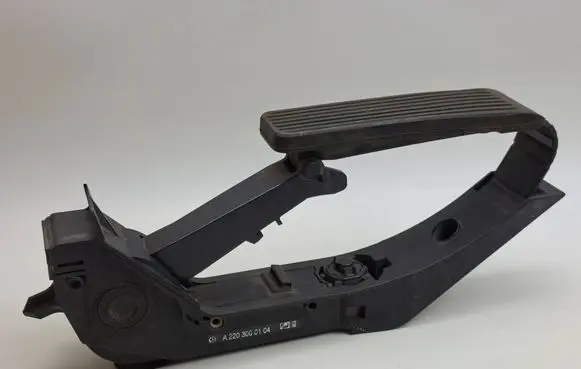 Accelerator throttle pedal