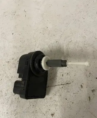 Mercedes-Benz E W210 Headlight level adjustment motor 00745701