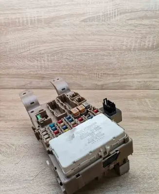 Toyota Corolla E120 E130 Fuse module 8264102050 mb2323008510