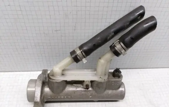 Nissan Almera Tino Master brake cylinder 22157879