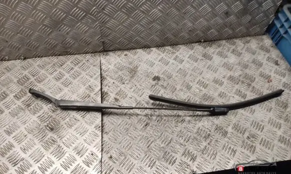 Volkswagen PASSAT B6 Front wiper blade arm