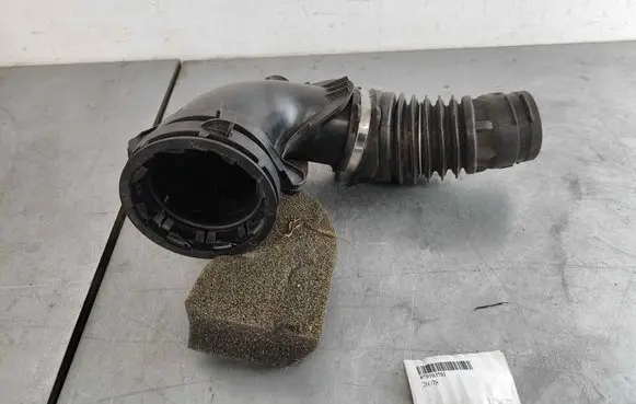 Maserati Levante Air intake hose/pipe 670103701