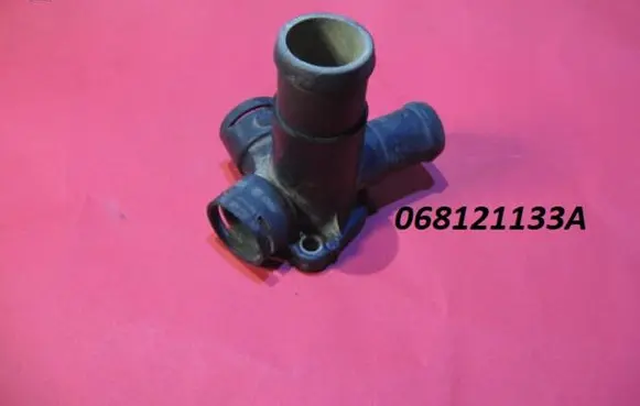 Volkswagen PASSAT B4 Engine coolant pipe/hose 068121133A