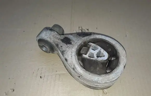 Nissan X-Trail T31 Engine mount bracket NOCODE