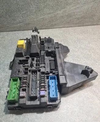 Opel Astra H Fuse module 13115937 329510614