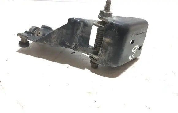 Chrysler Town u0026 Country V Sliding door middle roller runner 05020672AE