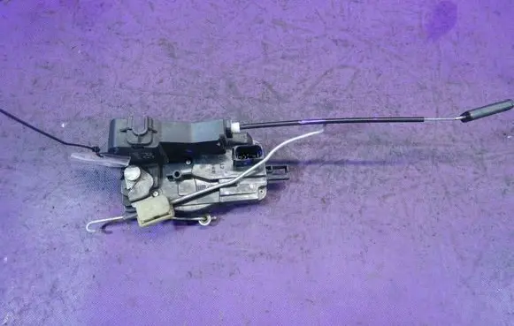 Opel Vectra C Front door lock 13201311PG
