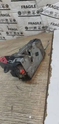 Opel Zafira B Rear door lock 13218739