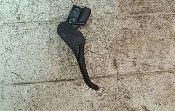 Volkswagen PASSAT B5.5 Engine bonnet (hood) release handle 3B1823533