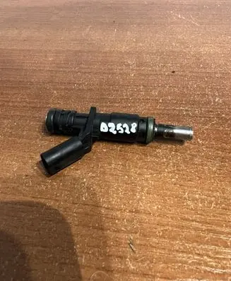 Mercedes-Benz GL X164 Fuel injector A2720780249 D2528